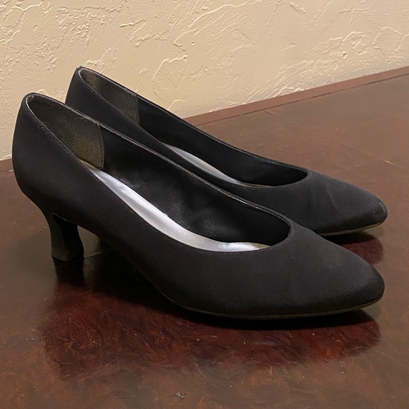 Size 9 Night Life Black Heels - Picture 2 of 3